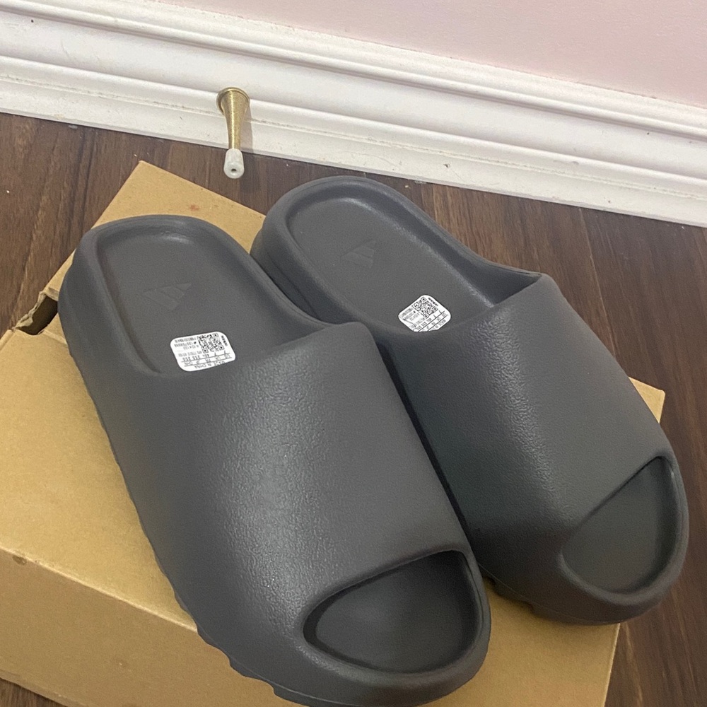 black yeezy slides